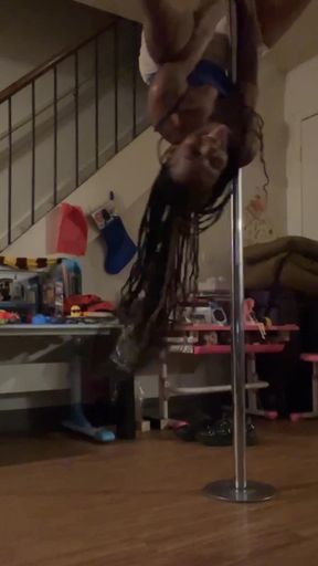 Ebony thot shows off her pole dancing skills