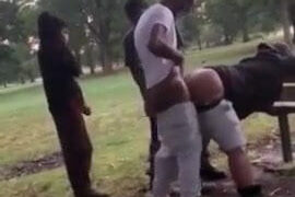 Des mecs amateurs chauds se font baiser le cul fort