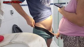 meu corno mandou eu ir pro banheiro chupar o amigo dele, safado gozou super rapido
