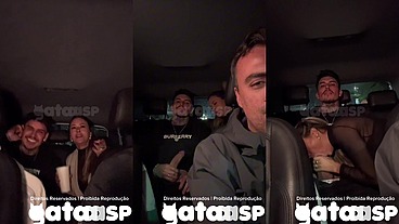 Conheci um gato no barzinho, fiquei de namoradinha e levei-o embora no meu carro, enquanto corno dirigia!