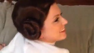 Een cosplayer van prinses Leia wordt oraal bevredigd tijdens een vieze pijpbeurt.