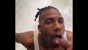 Neg&atilde_o rasta paga um boquete espetacular e tira leite do macho.