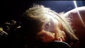 Putita mamando en carro