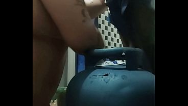 ENTREGADOR DE G&Aacute_S BBC ENCHEU A BOCA DE LEITE DA BBW TRANS - MAMIFERA RJ021