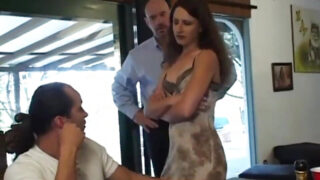 Lena Ramon recibe una dura paliza anal de pollas grandes en un gangbang salvaje