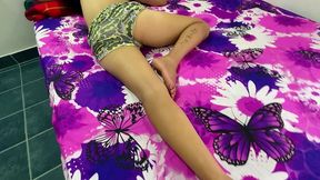 encuentro a mi cunada petite flaca de 18 anos sobre su cama y la prendo a verga sin que nadie se entere y le lleno el culitgo de semen