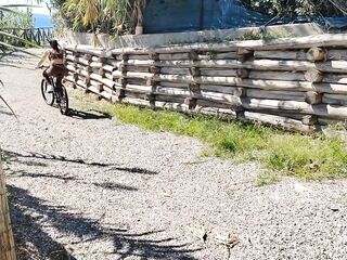 Voglio succhiarlo e farmi scopare in riva al mare.