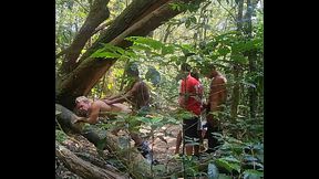 Putos s&atilde_o flagrados fodendo no meio do mato e fazendo troca-troca