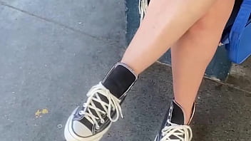 Ela SE EXIBE na rua sem calcinha ! E no TRANSPORTE PUBLICO (onibus)