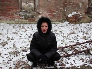 Viktoria Jizz - Urbex Pissing Tour - Piddle in my Throat!