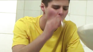 Amatør hjemmelaget video av gutter som suger hverandre før de knuller rå anal