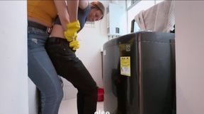 Lesbianas calientes haciendo tribbing hasta el orgasmo con guantes de goma