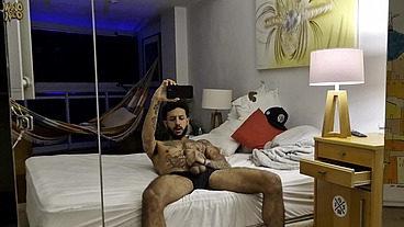 Gostoso tatuado batendo uma punheta até jorrar leite