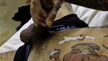 Gostoso tatuado batendo uma punheta até jorrar leite