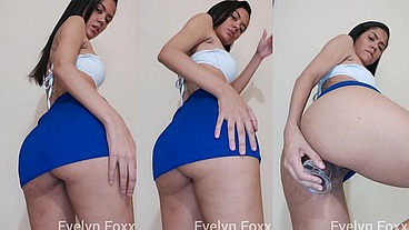 Morena sexy fode sua buceta e goza no consolo de saia sem calcinha. Completo no sheer ou x red.