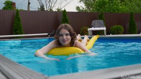 Seductive fairskinned teen masturbates her lovely muff outdoors and moans with pleasure