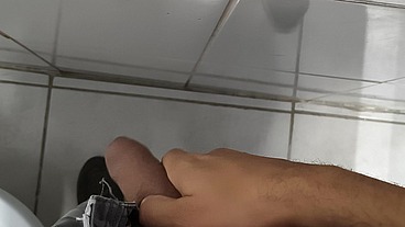 Punheta bem gostosa do corno no banheiro público