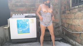 Ibu rumah tangga masturbasi untuk memuaskan keinginannya menjadi aktris porno dan merasa seperti pelacur