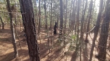 Bruxa ordena que, turista perdido na floresta faça ela ter um orgasmo pra nao ser enfeitiçado! Halloween
