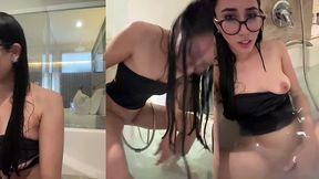 novinha 18 aninhos - brincando na banheira 🛀