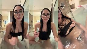 novinha 18 aninhos - brincando na banheira 🛀