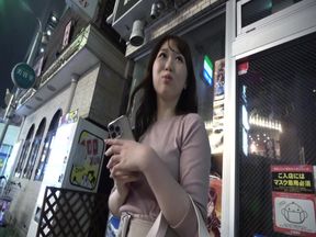 P138g01 Hit It off with a 20-year-old Beauty Waiting to Be Picked up and Head Into a Love Hotel! a Passionate Woman Chasing Men