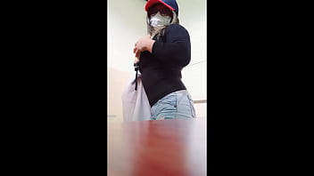 MI MADRASTRA MADURA TIENE UNAS DELICIOSAS TETAS Y ME ENCANTA. ME PIDIO QUE LA GRABE PARA INICIARSE EN EL MUNDO DEL PORNO LATINO. MI MADRASTRA TETONA ESTA DELICIOSA. PORNO REAL CASERO