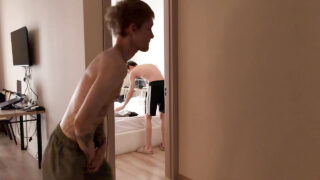 Blowjob, sædskud, barkondom, brusebad, fanget – amatør unge bøsser med stor pik knepper i røven