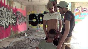 salope donne son cul a deux arabes en plan exterieur