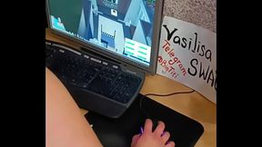 Играет в игру