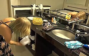 Giving Elaina Raye a facial and a good fucking