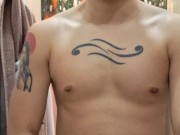 Twink se masturba frente al espejo hasta casi correrse