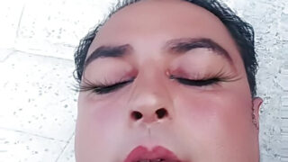 Một anh chàng đồng tính lực lưỡng với dương vật to tự sướng và quan hệ với búp bê tình dục trong video tự quay theo góc nhìn POV.