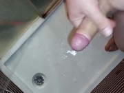 Orino sobre mi pecho en la ducha