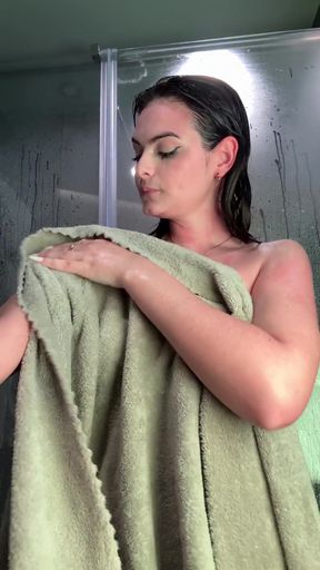 Amateur GF offers private chat on free OnlyFans page