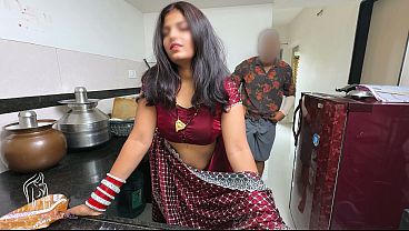 कोमल ,नवी नवेली दुल्हन किचेन में हलवा बना रही थी अपना पति समज के देवर जी पीछे चुपके से एके चोदने लगा