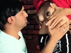स्टैंडिंग पोज़ मे गर्लफ