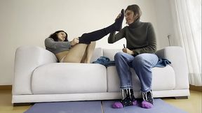 Mi esposa me pide que le pinte las u&ntilde_as y termina frotando sus pies en mi cuerpo para masrturbarse porque le encanta la adoraci&oacute_n de pies