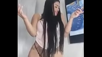 Hermosa jovencita morena bailando