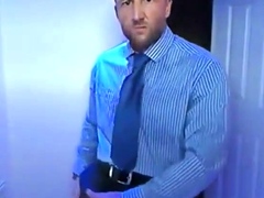 Empresario batendo punheta