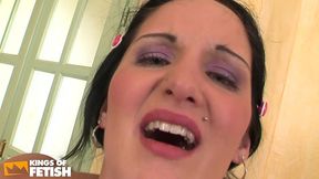 tattooed teen gets her pussy screwed by a guy on the chair