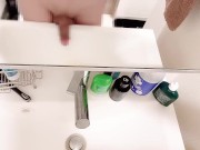 【洗面台おしっこ】洗面台を使っておしっこするイケメン社会人