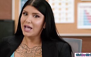 Milf driving instructor facesits client