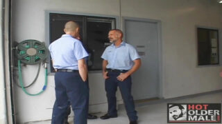 Dikke, behaarde mannen pijpen om de beurt piemels voordat ze anaal worden gepenetreerd in een trio.