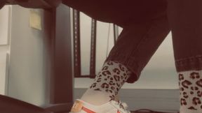 Mia au bureau avec ses chaussures