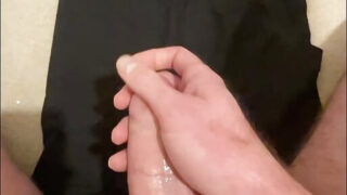 Primo video voyeur: stalloni britannici accarezzano enormi cazzi, scopano culi e scatenano enormi eiaculazioni