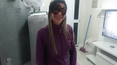 Belo peito solto entregador vendo tacho cameltoe no banheiro