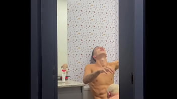 Peguei me amigo no flagra tocando uma punheta no banheiro e ele meteu gostoso no meu cuzinho!
