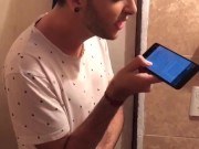 Despierta a su amigo sentándose en su polla *porno en español* Seba Terry