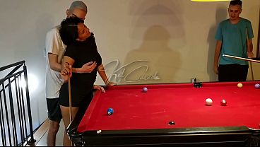 As meninas queriam aprender a jogar sinuca e n&oacute_s ensinamos elas como pegar no taco.